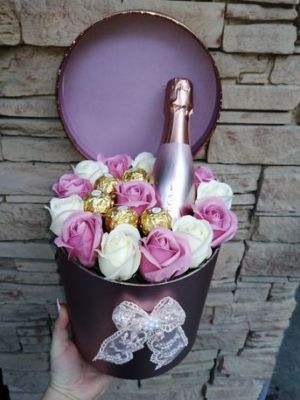 Oradea - Cutie cu trandafiri din săpun/praline/Bottega Rose