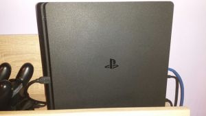 Deva - Consola Sony Playstation 4 Ps4 Slim 1 tb 2 manete 4 jocuri Fifa Doom